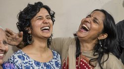 मां के साथ खिलखिलाती UPSC टॉपर श्रुति शर्मा की यह तस्वीर वायरल, लोग बोले- आज मैं ऊपर, आसमां नीचे