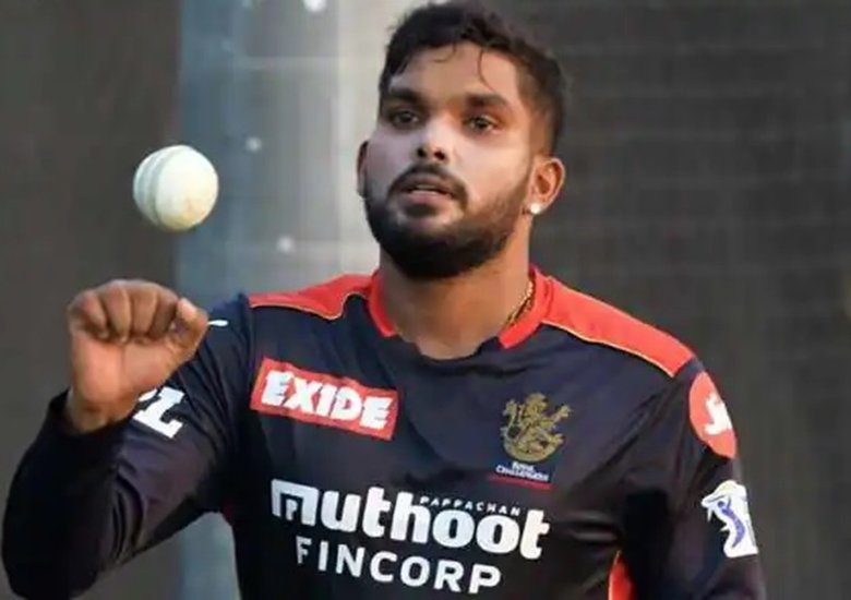 पहले नंबर पर वानिंदु हसरंगा हैं जो मूल रूप से श्रीलंकन क्रिकेटर हैं लेकिन आईपीएल में रॉयल चैलेंजर्स बैंगलोर की तरफ से खेल रहे हैं। यह अब तक 13 मैच में 23 विकेट ले चुके हैं।