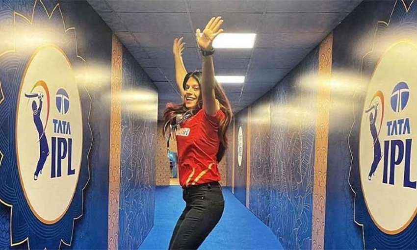 पंजाब किंग्स के मैच से पहले अकसर यह लड़की चर्चा में आ जाती थी। यह कई बार पंजाब की टीम के साथ ट्रेवल करते और वीडियो बनाते भी दिखी। इनका नाम शशि धीमान है। शशि पंजाब टीम के मैनेजमेंट से जुड़ी हैं।
