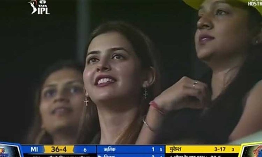 मुंबई और सीएसके के मुकाबले में जब यह लड़की कैमरे में कैद हुई तो हर किसी की निगाहें इन पर टिक गईं। कई बार कैमरे ने उन्हें फोकस किया। हालांकि यह पता नहीं चल पाया कि वह कौन हैं।