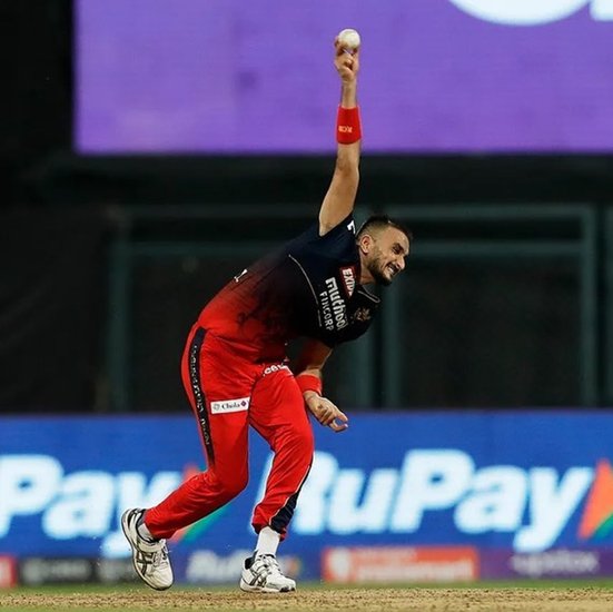 रॉयल चैलेंजर्स बैंगलोर के हर्षल पटेल 12 मैच में 18 विकेट लेकर चौथे स्थान पर हैं। 