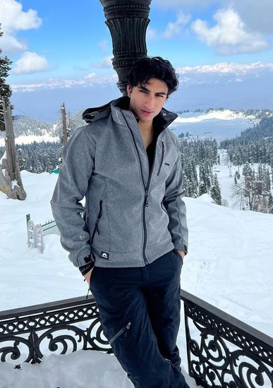 सैफ अली खान के बेटे इब्राहिम अली खान फिल्म फिलहाल करण जौहर की अपकमिंग फिल्म रॉकी और रानी की प्रेम कहानी में असिस्टेंट डायरेक्टर हैं लेकिन जल्द ही वह करण जौहर की ही फिल्म से डेब्यू करने वाले हैं लेकिन फिल्म का नाम अभी फाइनल नहीं हुआ है।&nbsp; (Photo: Sara Ali Khan Instagram)