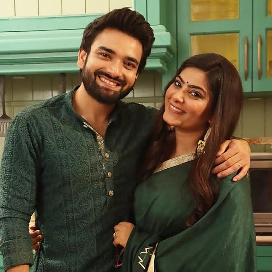 टीआरपी की लिस्ट में चौथे नंबर पर नाटक इमली है। इसमें एक्ट्रेस राजश्री रानी अर्पिता राठौर का किरदार कर रही हैं। राजश्री ने टीवी एक्टर गौरव मुकेश जैन से शादी की है। 