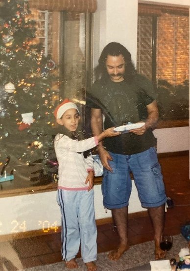 यह इरा की बचपन की तस्वीर है जिसमें आमिर खान के लंबे बाल नजर आ रहे हैं।