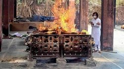 पं. श‍िव कुमार शर्मा की च‍िता के सामने न‍ि:शब्‍द खड़े जाक‍िर हुसैन- वायरल फोटो पर लोग बोले- यही ह‍िंंदुस्‍तान की असल तस्‍वीर 