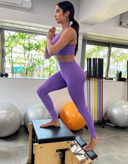 जान्हवी कपूर भी अक्सर जिम और योगा सेंटर के बाहर स्पॉट होती हैं। वह खुद भी तस्वीरों के जरिए वर्कआउट दिखाती रहती हैं।