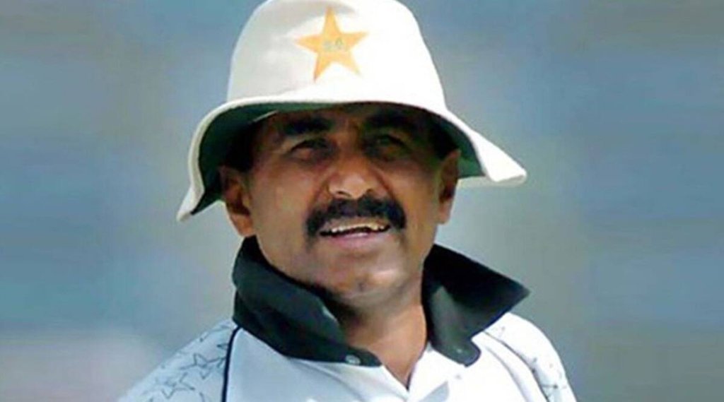 मियांदाद को लगता है कि मौजूदा खिलाड़ियों को गावस्कर की बल्लेबाजी की वीडियो क्लिप देखनी चाहिए कि उन्होंने माइकल होल्डिंग, एंडी रॉबर्ट्स, मैल्कम मार्शल जैसे दुनिया के खतरनाक तेज गेंदबाजों का सामना कैसे किया। (फोटो- द इंडियन एक्सप्रेस)