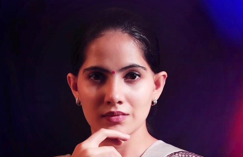 जया किशोरी कहती हैं कि यदि आप ईमानदार नहीं हैं तो आपको अपने पार्टनर में भी खोट दिखेगा। इसके लिए वह तर्क देती हैं कि जो चोर होता है उसे सामने वाला भी चोर ही दिखता है।