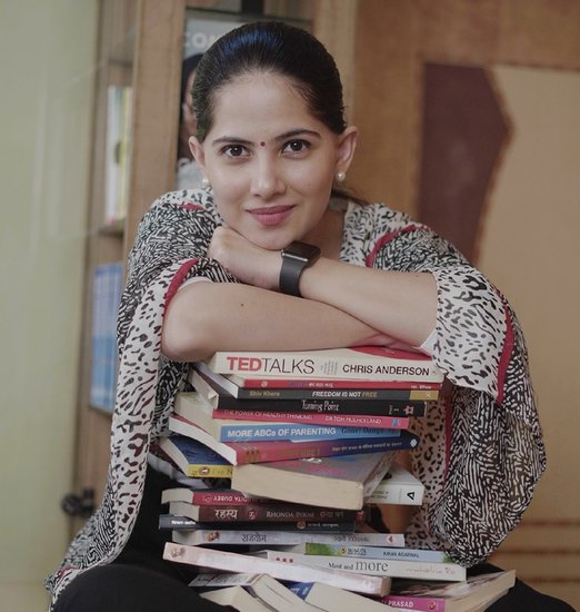 जया किशोरी (Jaya Kishori) देश और सोशल मीडिया का चर्चित चेहरा हैं। जया किशोरी के कृष्ण भजन और प्रवचन खूब सुने सुनाए जाते हैं। जया किशोरी के मोटिवेशनल स्पीच के श्रोता भी बड़ी संख्या में हैं। सोशल मीडिया के जरिए जया किशोरी मोटिवेशनल कोट्स (Jaya Kishori Motivational Quotes) शेयर भी करती रहती हैं। आइए डालते हैं उनमें से कुछ पर एक नजर: 