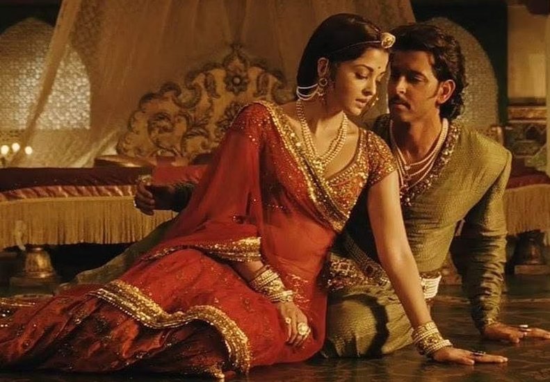 रितिक रोशन और ऐश्वर्या राय बच्चन स्टारर फिल्म 'जोधा अकबर' को करणी सेना ने राजस्थान में रिलीज नहीं होने दिया था। करणी सेना का कहना था कि जोधा अकबर की पत्नी नहीं थीं। साथ ही पहनावे को लेकर भी विवाद हुआ था।