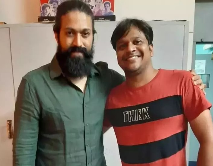 आपने हिंदी में डब होने के बाद साउथ या हॉलीवुड की कई फिल्में ऐसी देखी होंगी जिनमें एक्टर की आवाज एक जैसी रहती है। यानि कि जैसी आवाज एक फिल्म के हीरो की है, ठीक वैसी ही दूसरी फिल्म के हीरो की भी। ऐसा इसलिए क्योंकि इन फिल्मों को हिंदी में वॉइस ओवर आर्टिस्ट डब करते हैं। आर्टिस्ट की आवाज भी फिल्मों को सफल बनाने का एक कारण होती हैं। हाल ही में रिलीज हुई फिल्म केजीएफ 2 (KGF 2) की बात करें तो उसमें रॉकी भाई (Rocky Bhai) की दमदार आवाज के पीछे डबिंग आर्टिस्ट सचिन गोले हैं। उन्होंने ही इसके पहले पार्ट को भी आवाज दी है। 