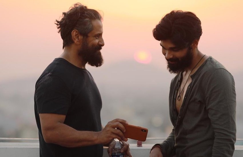 पिछले कुछ महीनों से मनोरंजन की दुनिया में साउथ की फिल्मों का डंका बज रहा है। पुष्पा (Pushpa), आरआरआर (RRR) से केजीएफ 2 (KGF 2) तक जैसी फिल्मों ने देशभर को अपना दीवाना बनाया। साउथ के एक्टर्स भी अब पैन इंडिया फेमस हो चुके हैं। इनमें से कई ऐसे एक्टर्स हैं जिनके पिता भी सुपरस्टार रहे हैं। आइए जानते हैं नाम: