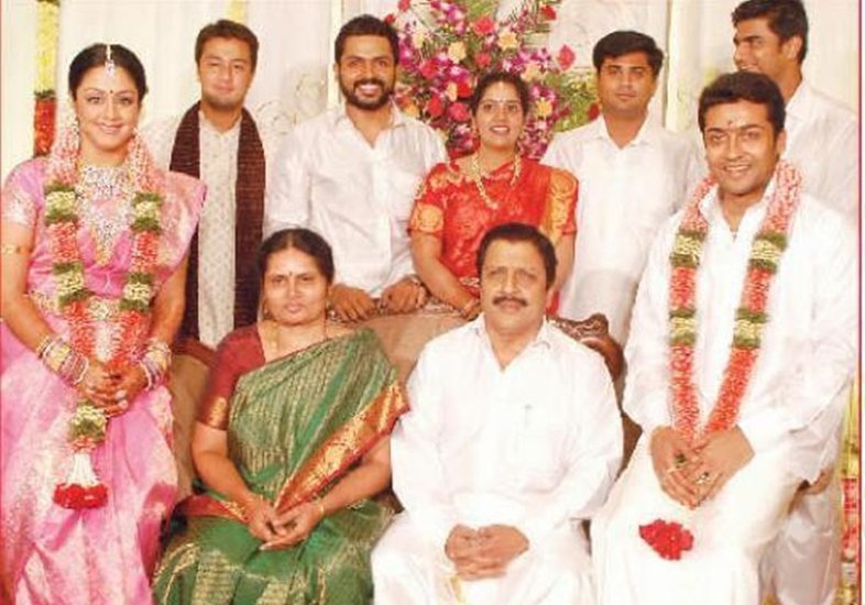 Suriya: जय भीम में वकील की भूमिका में सूर्या ने खूब तारीफें बटोरीं। फिल्म पिछले साल सबसे ज्यादा पसंद की गई थी। सूर्या तमिल सुपरस्टार शिवकुमार के बेटे हैं। शिवकुमार ने करीब 200 फिल्मों में काम किया है।