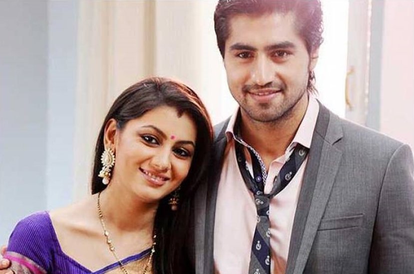 खतरों के खिलाड़ी का 12वां सीजन (khatron ke khiladi 12) शुरू होने वाला है। इसके कंटेस्टेंट्स के नाम भी फाइनल हो गए हैं और जल्द ही इसकी शूटिंग भी शुरू की जाएगी लेकिन आपको शायद ही पता हो कि इस शो में हिस्सा ले रहे कई कंटेस्टेंट्स ऐसे हैं जिनका नाम अफेयर को लेकर किसी ना किसी के साथ जुड़ता रहा है। शो में हिस्सा ले रहे टीवी एक्ट्रेस सृति झा (Sriti Jha) का नाम टीवी एक्टर हर्षद चोपड़ा संग जुड़ चुका है। दोनों ने साथ में कई टीवी शो किए हैं। 