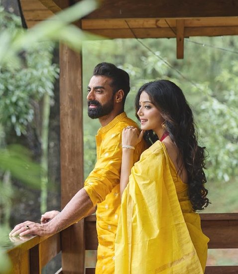 कोरियाग्राफर तुषार कालिया का अफेयर जिसके साथ था, उन्होंने उसके साथ ही कुछ दिन पहले सगाई की है। दरअसल तुषार का अफेयर कई साल पुरानी दोस्त त्रिवेदी बर्मन से था और उन्होंने उससे ही सगाई की है। 