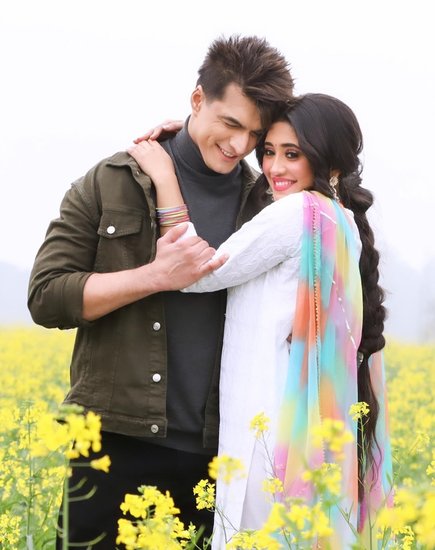 'ये रिश्ता क्या कहलाता है' शो से फेम पाने वाली एक्ट्रेस शिवांगी जोशी के अफेयर की खबरें उनके को-स्टार रहे मोहसिन खान संग आती रहती हैं। कहा जाता है कि दोनों एक-दूसरे को डेट कर रहे हैं। 