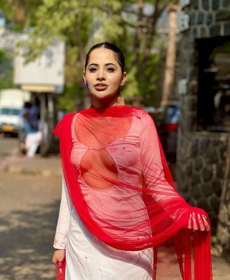 उर्फी जावेद कई बार खुद बता चुकी हैं कि उन्हें उनके ड्रेसिंग सेंस के लिए कई बार सोशल मीडिया पर धमकियां और गालियां दी जाती हैं। हालांकि उर्फी ऐसे लोगों को मुंहतोड़ जवाब देती हैं।