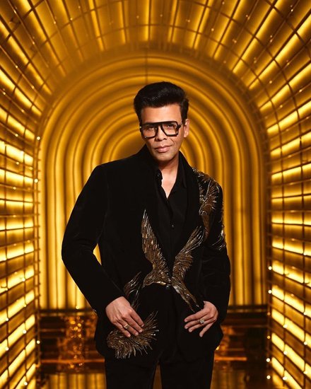 इन तस्वीरों को शेयर करते हुए करण जौहर ने लिखा, 'कॉफी विद करण का 7वां सीजन शुरू हो रहा है।'