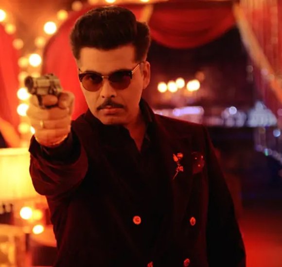 करण जौहर भी एक्टिंग में हाथ आजमा चुके हैं लेकिन उन्हें इस रोल में लोगों ने पसंद नहीं किया। करण ने फिल्म बॉम्बे वेलवेट में विलेन का किरदार निभाया था और यह फिल्म फ्लॉप रही थी।