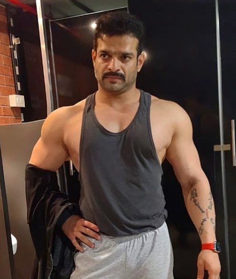 कई टीवी शो में काम कर चुके करण पटेल ने लंदन स्कूल ऑफ आर्ट्स से पोस्ट ग्रेजुएशन की है।