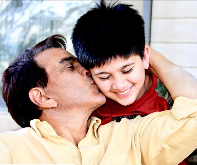 करण और धर्मेंद्र दोनों कई बार साथ में तस्वीरें भी शेयर करते हैं जिनमें उनका क्लोज बॉन्ड देखने को मिलता है।