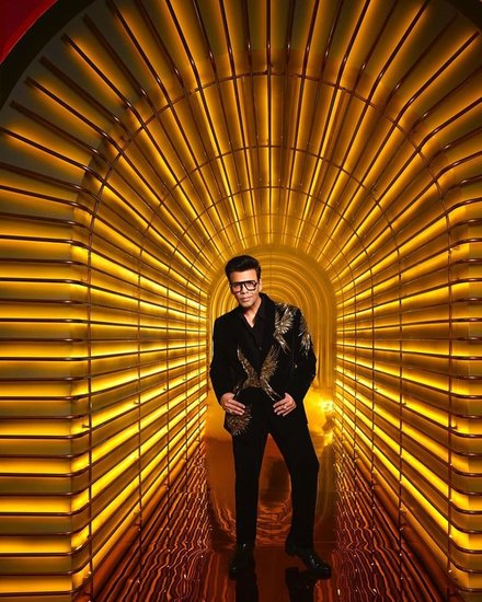 करण जौहर की इन तस्वीरों में वह तो हैंडसम लग ही रहे हैं, शो का सेट भी बेहद कमाल का लग रहा है।