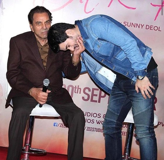 करण देओल अपने दादा को अपना सुपरहीरो मानते हैं और कई मौकों पर करण यह कह भी चुके हैं।