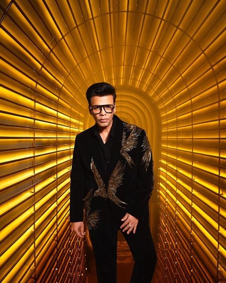 इस शो की अनाउंसमेंट के बाद से फैंस यह जानने को उत्सुक हैं कि इसमें सबसे पहला सिलेब्रिटी कौन आएगा। (All Photos: Karan Johar Instagram)