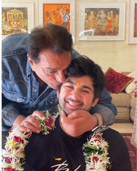करण दादा को बड़े पापा कहकर बुलाते हैं और उनके साथ काफी समय बिताते हैं।