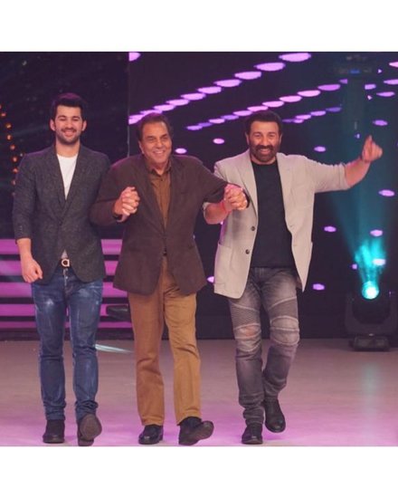 करण देओल की पहली फिल्म पल पल दिल के पास की प्रमोशन के दौरान उनके पापा सनी देओल और दादा सनी देओल साथ रहे थे।