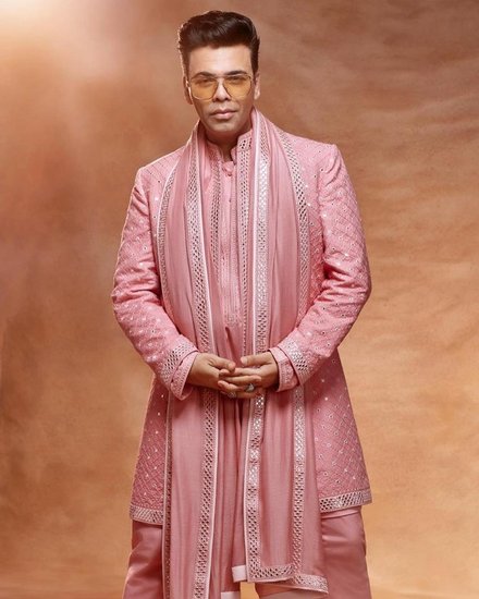 करण जौहर ने बोटॉक्स के साथ-साथ अपने नाक के पास डर्मल फीलर करवाया है ताकि वह यंग दिख सकें। 