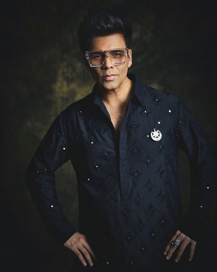 Karan Johar: करण जौहर बॉलीवुड के चर्चित निर्माता और निर्देशक हैं। करण जौहर ने ना सिर्फ कई ब्लॉकबस्टर फिल्मों को डायरेक्ट किया है बल्कि कई बड़ी फिल्मों को प्रोड्यूस भी किया है। एक वक्त था जब करण जौहर की फिल्मों के नाम क अक्षर से शुरू होते थे। सालों तक ये सिलसिला चलता रहा। लेकिन अब ऐसा नहीं है।