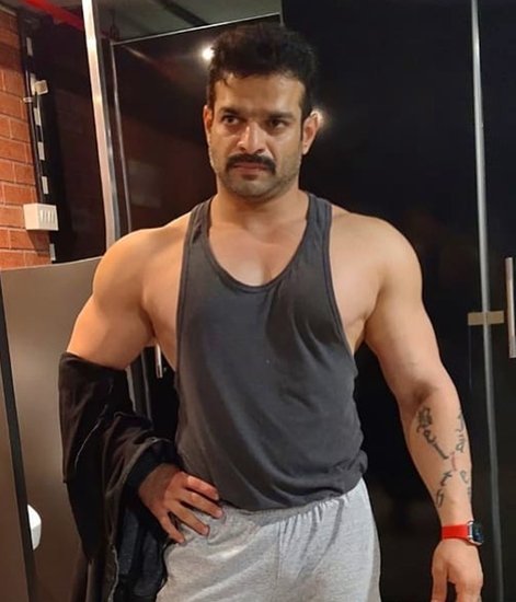 अपने बयान पर माफी मांगने वालों में टीवी एक्टर करण पटेल का भी नाम शामिल है। दरअसल करण ने इंडियन आर्मी की ओर से की गई सर्जिकल स्ट्राइक को लेकर पाकिस्तान के खिलाफ लिखा था, 'अगर हम अपनी पर उतर आए तो दुनिया का नक्खा दोबारा बनाना पड़ेगा और वह भी बिना पाकिस्तान के।' इसके बाद करण ने पोस्ट डिलीट कर दी थी और माफी मांगी थी।