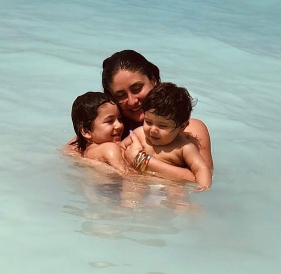 करीना कपूर खान ने भी छोटे बेटे जेह को पिछले साल ही जन्म दिया है। जेह का नाम नीले रंग के कलगी वाले पक्षी पर रखा गया है जिसका मतलब खुशियों से है।