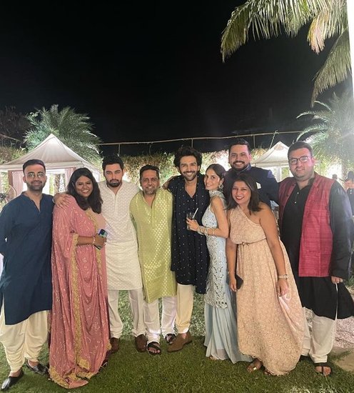 कार्तिक आर्यन (Kartik Aryan) स्टारर फिल्म भूल भुलैया 2 (Bhool Bhulaiyaa 2) दर्शकों को खूब पसंद आ रही है और फिल्म 100 करोड़ कमाने में भी सफल हुई है। कार्तिक इसमें रूह बाबा (Rooh Baba) का किरदार निभा रहे हैं। फिल्म की सक्सेस के बीच कार्तिक दोस्त की शादी में मस्ती करते हुए नजर आए हैं। 