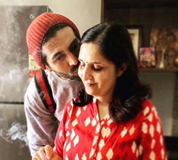 दरअसल भूल भुलैया 2 फिल्म की शूटिंग शुरू करने के दौरान कार्तिक आर्यन के हाथ में चोट लग गई थी।