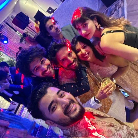 इन तस्वीरों में कार्तिक को पुराने दोस्तों संग मस्ती करते हुए देखा जा सकता है।