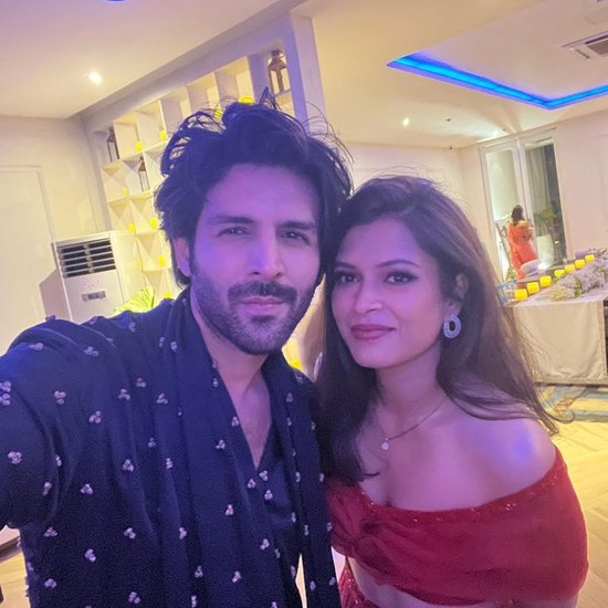 कार्तिक आर्यन अभी भी कुछ-कुछ जगहों पर फिल्म की प्रमोशन कर रहे हैं लेकिन इस बीच वह समय निकालकर दोस्त की शादी में पहुंचे हैं।