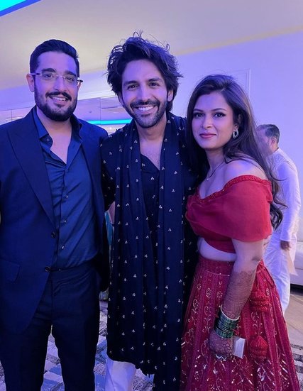 कार्तिक ने फोटोज के साथ-साथ कुछ वीडियोज भी शेयर किए हैं जो उनके फैंस को खूब पसंद आ रहे हैं।