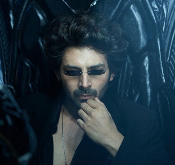 इसके बाद कार्तिक आर्यन रोने लगे थे और रोते हुए इमोजी पोस्ट की थी। बता दें कि कार्तिक आर्यन अपनी मां से पूछे बगैर कोई महत्वपूर्ण काम नहीं करते हैं। (All Photos: Kartik Aaryan Instagram)