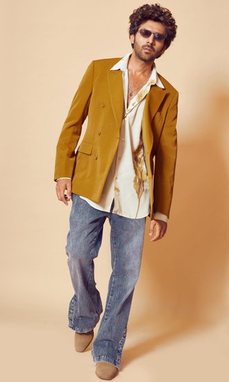 कार्तिक आर्यन तब सुर्खियों में आए थे जब उन्हें करन जौहर ने अपनी अपकमिंग फिल्म दोस्ताना 2 से हटा दिया था। हालांकि ऐसा करने के पीछे कोई कारण नहीं बताया गया।