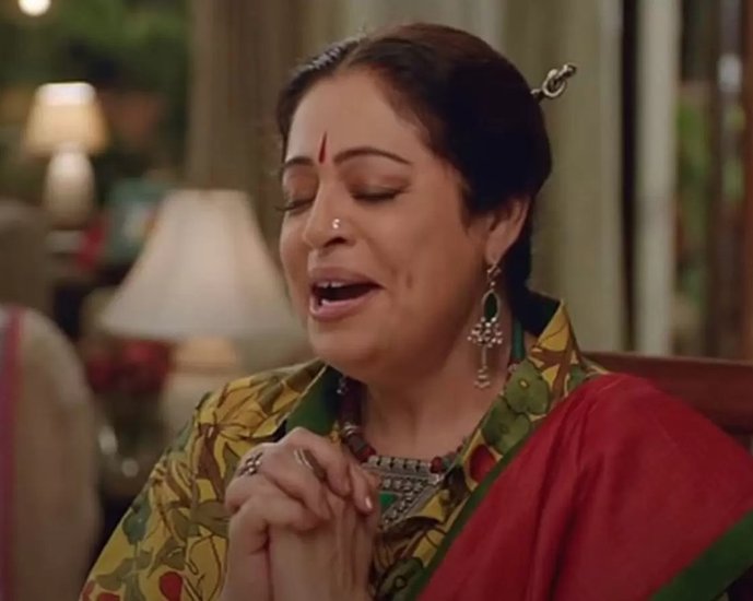 अनुपम खेर की पत्नी किरण खेर ने अपने करियर की शुरुआत तो 1980 के करीब की थी लेकिन फिर उन्होंने बच्चों की परवरिश के लिए ब्रेक ले लिया था। बाद में उन्होंने फिल्में की लेकिन पहचान फिल्म देवदास से मिली सकी। तब उनकी उम्र 49 साल थी। 