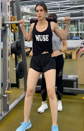 कृति सेनन अक्सर कार्डियो और वेट लिफ्टिंग करती हुई नजर आती हैं।