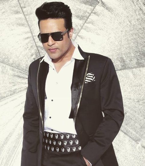 गोविंदा के भांजे और कॉमेडियन&nbsp;कृष्णा अभिषेक की कश्मीरा शाह से पहली मुलाकात वन नाइट स्टैंड के दौरान ही हुई थी और फिर दोनों में प्यार हो गया था। बाद में दोनों ने शादी कर ली और अब उनके दो बच्चे हैं।&nbsp;