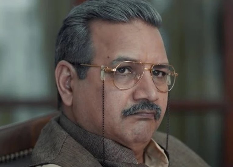 कुमुद मिश्रा को आज कई फिल्मों में देखा जाता है और उन्हें पहचान 2011 में आई रणबीर कपूर स्टारर फिल्म रॉकस्टार से मिली थी। तब वह करीब 41 साल के थे। हालांकि कुमुद ने 1996 से ही काम करना शुरू कर दिया था। 