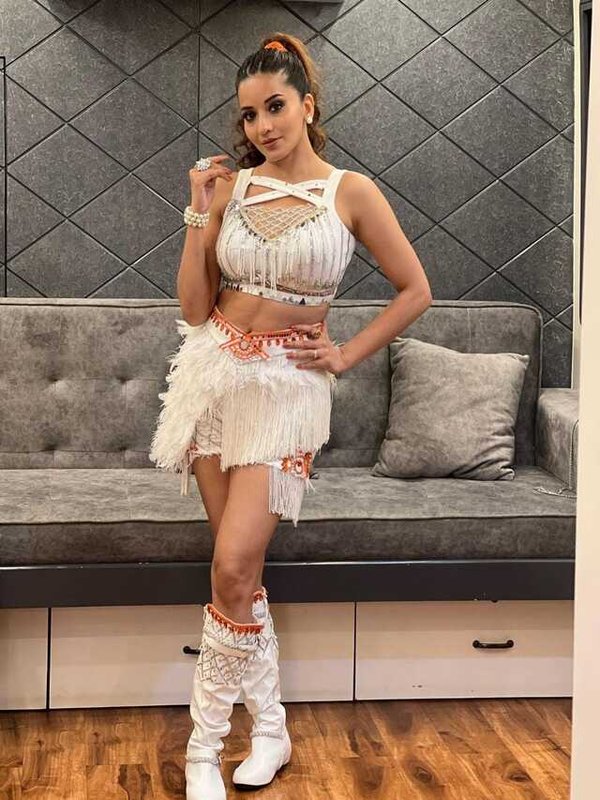 MONALISA IN WHITE FEATHER SHORT DRESS - SIZZLING LOOK