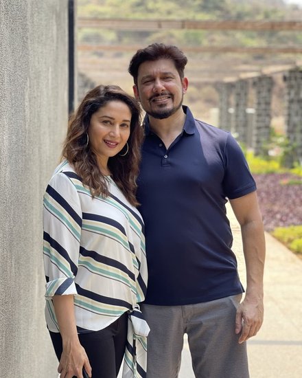 एक वक्त पर माधुरी दीक्षित का नाम संजय दत्त संग जुड़ने लगा था। चर्चाएं थी कि दोनों रिलेशनशिप में हैं लेकिन बाद में माधुरी ने 1999 में डॉक्टर श्रीराम नेने संग शादी कर ली थी।&nbsp;