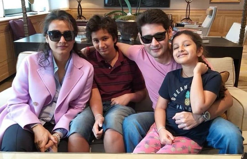 बॉलीवुड पर बयान देकर हाल ही में सुर्खियों में आए साउथ के सुपरस्टार महेश बाबू (Mahesh Babu Controversy) अपने बच्चों को अपना पिलर मानते हैं। वह अपने काम को भूलकर अक्सर बच्चों संग मस्ती भरे पल बिताना पसंद करते हैं। कभी वह बच्चों संग पूल में मस्ती करते नजर आते हैं तो कभी किसी ट्रिप को एंजॉय करते। 