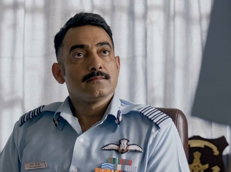 जान्हवी कपूर स्टारर फिल्म गुंजन सक्सेना में मानव ने सीनियर एयरफोर्स ऑफिसर का रोल प्ले किया था।