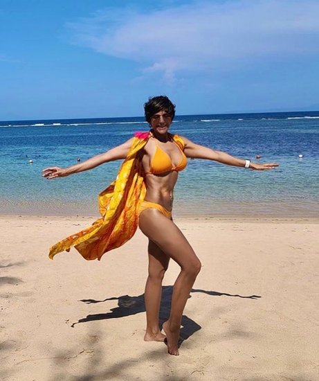 पहले भी मंदिरा बेटी पूल लुक्स शेयर करती रही हैं और उनकी फिटनेस की भी फैंस खूब तारीफ करते हैं।